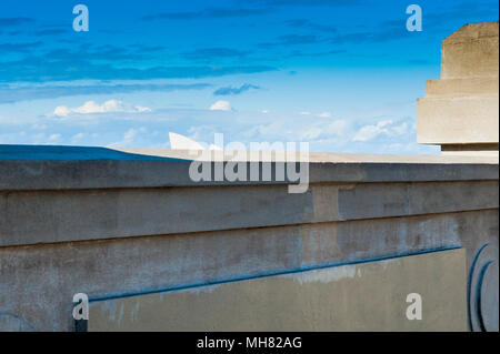 In piedi su per le scale che portano al Ponte del Porto di Sydney, l'iconica roof top della Sydney Opera House pigoli oltre il muro. Sydney, Nuovo Sud W Foto Stock
