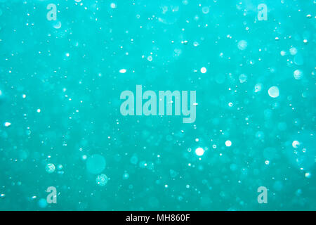 Abstract bokeh di fondo sottomarino e bolle dello sfondo. Sott'acqua turchese texture in oceano. Foto Stock