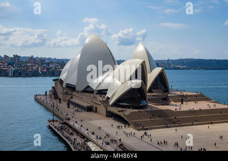 Vista in elevazione della Sydney Opera House in una giornata di sole Foto Stock