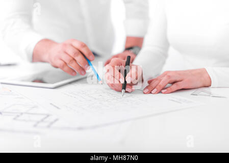 I dipendenti a lavorare su progetti o piani di ingegneria in ufficio. Engineering. Foto Stock