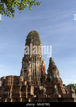 Scenario della Pagoda principale e l Ordinazione Hall di Wat Phra Ram tempio di interesse archeologico o storico sito, o rovine antiche, famosa destinazione turistica in Phra Nakhon Si Ayutthaya provincia, Thailandia Foto Stock