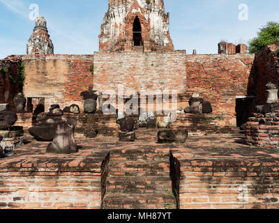 Scenario di rovinare le immagini del Buddha ordinazione nella hall principale e la Pagoda di Wat Phra Ram tempio di interesse archeologico o storico sito, o rovine antiche, famosa destinazione turistica in provincia di Ayutthaya, Thailandia Foto Stock