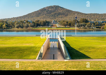 Vista della Australian War Memorial dal luogo di riconciliazione a Canberra, Australia Foto Stock