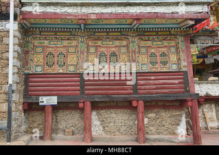 Tradizionale casa tibetana in un affascinante villaggio di Jiaju, Sichuan, in Cina Foto Stock