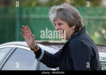 Il primo ministro Theresa Maggio onde come lei lascia dopo la visita di Brooklands scuola primaria in vendita, vicino Manchester, come parte del partito conservatore locale della campagna elettorale. Foto Stock