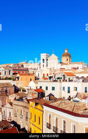 Una veduta aerea della città vecchia di Cagliari, Sardegna, Italia, evidenziando la torre campanaria e la parte superiore della facciata di Santa Maria della Cattedrale di Foto Stock