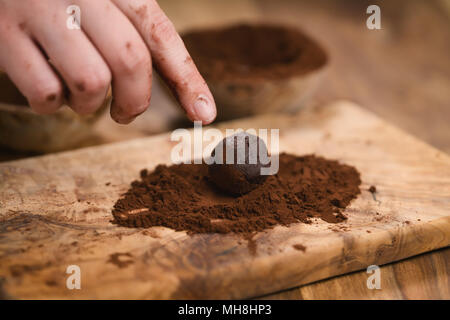 Teen femmina lato rendendo tartufi di cioccolato Foto Stock