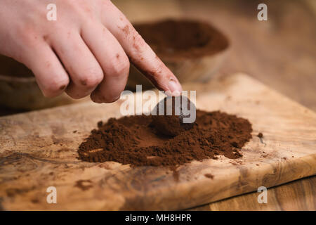 Teen femmina lato rendendo tartufi di cioccolato Foto Stock