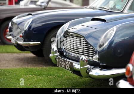 Classic Aston Martin DB5 automobili a Brooklands Foto Stock
