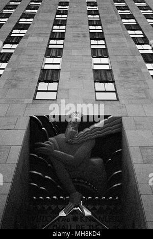 Rockefeller Plaza  tutte le immagini  General Electric della facciata, Rockefeller Center di New York City , New York , New York, Stati Uniti d'America Foto Stock