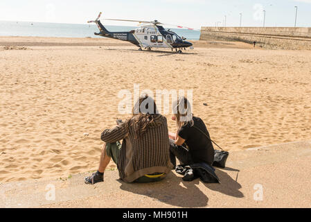 Air Ambulance sulla spiaggia a Ramsgate Kent, Inghilterra, Regno Unito. Foto Stock