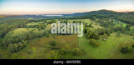 Panoramica aerea di area rurale e Myall lago al tramonto. Topi Topi, Nuovo Galles del Sud, Australia Foto Stock