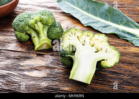 Broccoli freschi tagliati a metà. Cibo sano Foto Stock