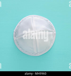 Top visualizza immagine della Kippa ebraica yarmulke (HAT). vacanze e concetto di shabbat Foto Stock