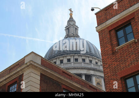 La Cattedrale di St Paul e dalla Paternoster square Foto Stock