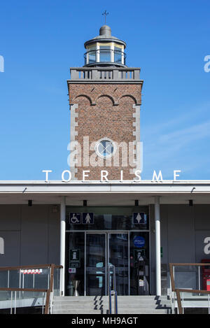 Faro e ufficio del turismo balneare Knokke-Heist lungo la costa del Mare del Nord, Fiandre Occidentali, Belgio Foto Stock