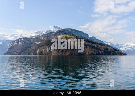 Una veduta distante da Brunnen verso Seelisberg attraverso il lago di Lucerna su una tranquilla mattina di primavera Foto Stock
