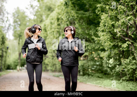 Due donne in esecuzione nel parco Foto Stock