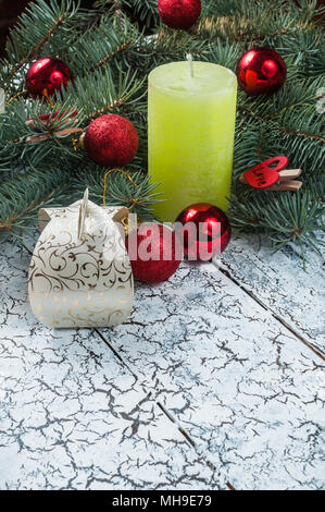 Decorazione di natale su sfondo di legno. In verticale Foto Stock