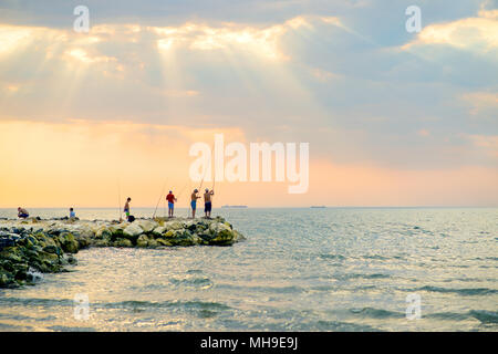 Pescatore al lago sul tramonto Foto Stock