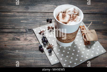 Bevanda di cacao con marshmallows e cannella su legno Foto Stock