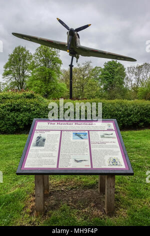 Una replica di un Hawker Hurricane Guerra Mondiale Fighter sorge alla fine di Alexandra Park di Windsor come memoriale di è il designer Sydney Camm Foto Stock