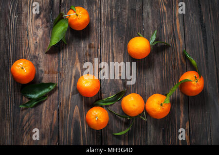 Alcuni mandarini su un bianco tavolo di legno. Svuotare lo spazio di copia per l'editor di testo. Vista superiore Foto Stock
