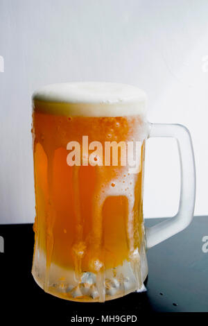 Traboccante frosty mug di birra. Foto Stock