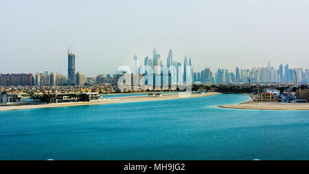 Panorama di Dubai Marina da Palm Jumeirah island su un nebbioso giorno Foto Stock