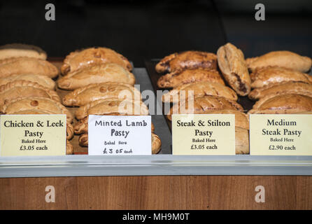 Cornish pasties sul display in un panificio negozio finestra in St Ives, Cornwall, Regno Unito Foto Stock