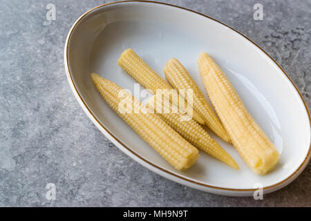 Sweet Baby Corn Pickle in porcellana ciotola. Alimenti biologici. Foto Stock