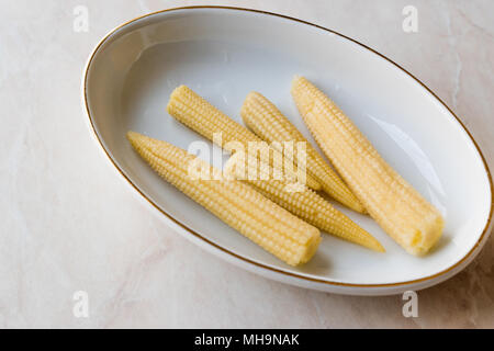 Sweet Baby Corn Pickle in porcellana ciotola. Alimenti biologici. Foto Stock