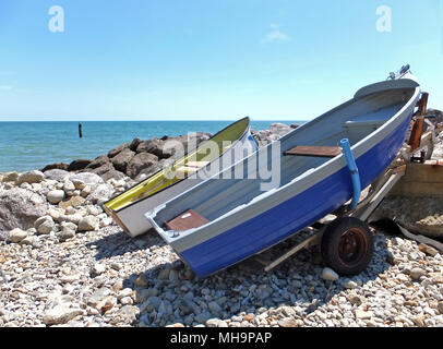 Barche sulla spiaggia Foto Stock