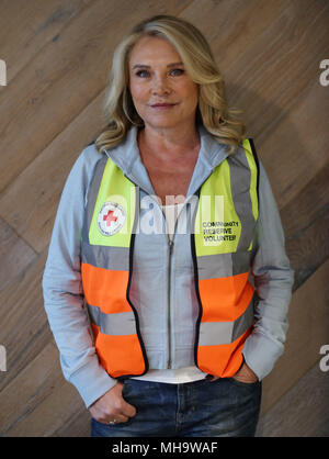 La Croce Rossa britannica Celebrity Ambassador Amanda Redman (centro) prendendo parte ad una simulazione di emergenza con un estremo scenario di neve dalla Croce Rossa Britannica UK Crisis Response team, a Hoxton Square, Londra. Foto Stock