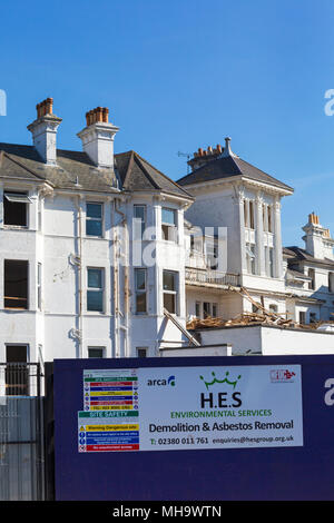 Demolizione di Wessex Hotel a Bournemouth, Dorset UK nel mese di aprile - arca H.E.S servizi ambientali demolizione e rimozione amianto Foto Stock
