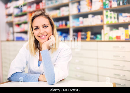 Ritratto di una giovane donna gentile farmacista. Foto Stock