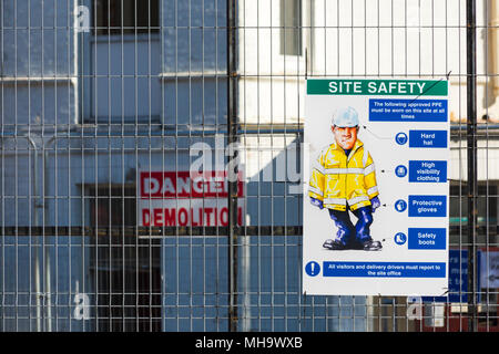 Demolizione del Wessex Hotel a Bournemouth, Dorset UK nel mese di aprile - cartello di sicurezza sito avviso Foto Stock