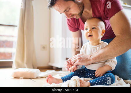 Padre con una bambina a casa. Foto Stock