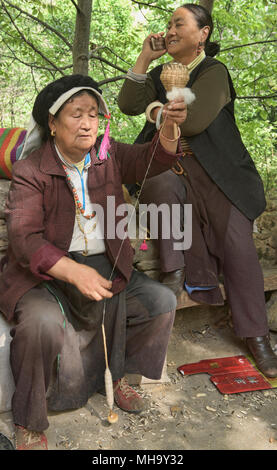 Tibetana locale la filatura della lana nel villaggio di Jiaju, Sichuan, in Cina Foto Stock