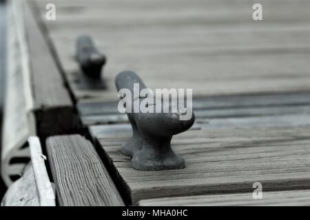 Primo piano di un dock spiovente gancio sulla spiaggia Foto Stock