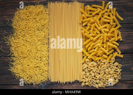 Varietà di tipi e forme di pasta italiana. Pasta secca dello sfondo. Foto Stock