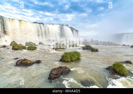 I turisti a Iguassu Falls a Iguassu National Park, Patrimonio Naturale Mondiale dell'UNESCO Foto Stock