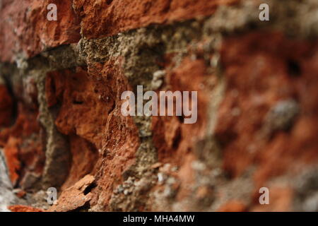 Le accattivanti texture di un invecchiamento della parete di mattoni in una delle più antiche città in Inghilterra. Foto Stock