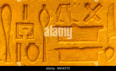 Geroglifici egiziani sulla parete di un tempio Foto Stock