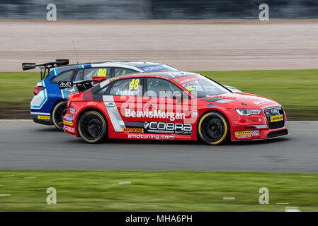 Donington Park, Derbyshire, Regno Unito. Il 29 aprile 2018. Ollie Jackson passa davanti a Jason Plato durante l'R4 della Dunlop MSA British Touring Car Championship. Foto Stock