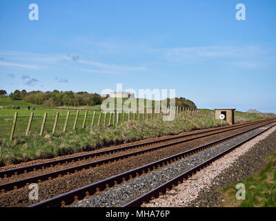 Una sezione vuota della East Coast Mainline tra Edimburgo e Aberdeen su una luminosa giornata di primavera. Angus, Scozia. Foto Stock