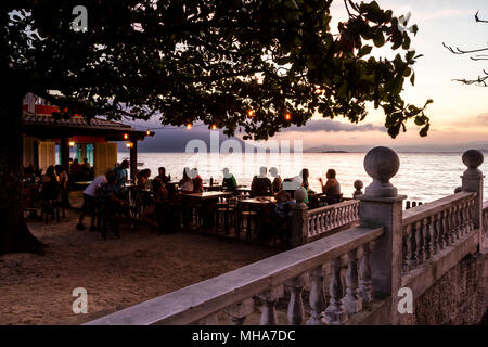 Bar a Ribeirao da Ilha spiaggia al tramonto. Florianopolis, Santa Catarina, Brasile. Foto Stock