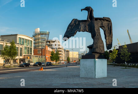 Statua di un cormorano phalacrocorax carbo sinensis dall artista Johan Creten nell'area di Anversa noto come Eilandje. Foto Stock