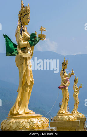 Statue di Divinità buddiste a colle in natura Kuenselphodrang Park, Thimphu Bhutan - Dee statue di Buddha sito Dordenma Foto Stock