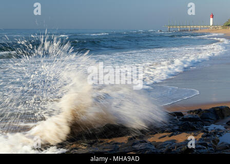 Durban, KwaZulu-Natal, Sud Africa, battenti spray, onda colpendo rock, la spiaggia principale di Umhlanga Rocks, paesaggio Foto Stock